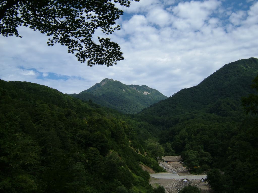 南南東から見た雨飾山