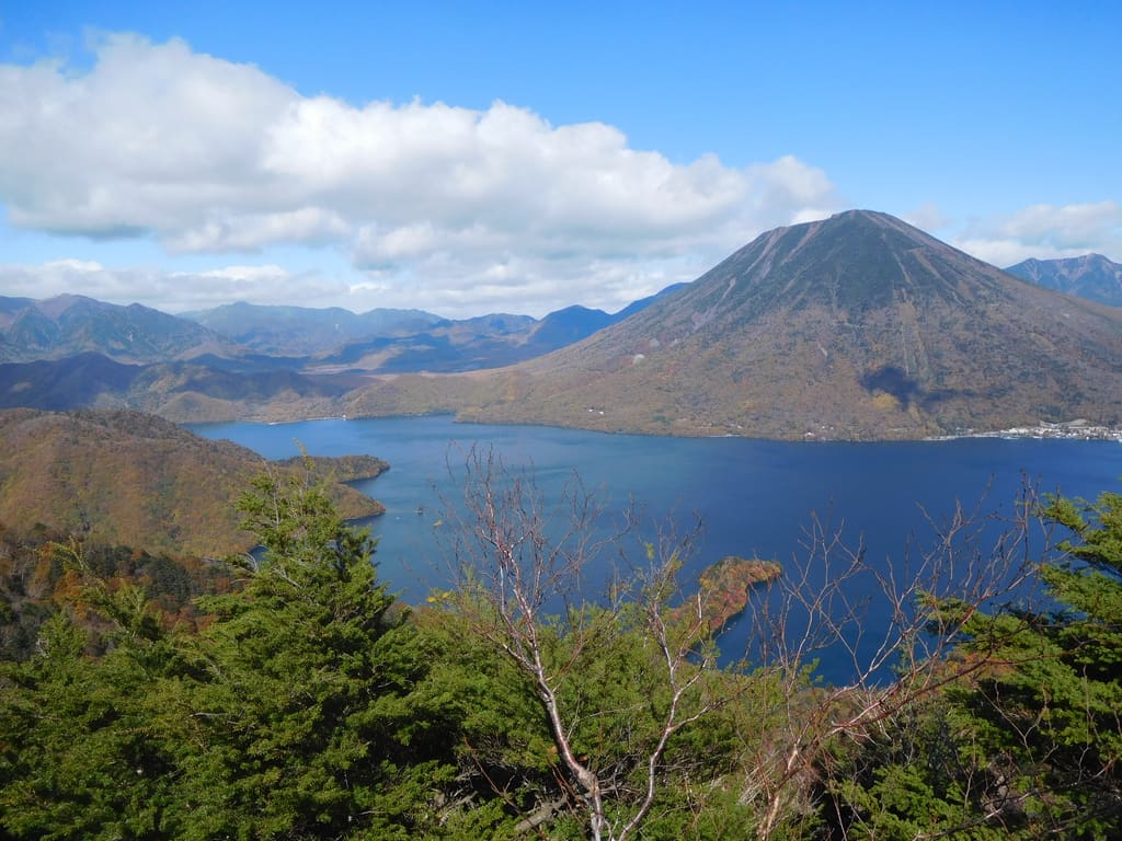 半月山展望台から見た中禅寺湖と男体山