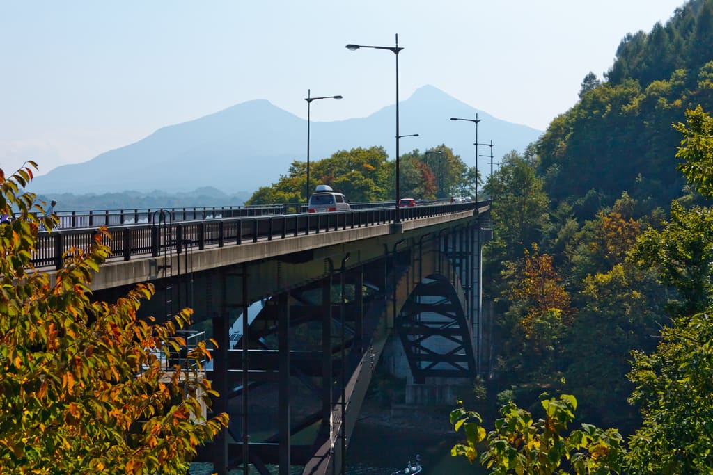 桧原湖と磐梯山
