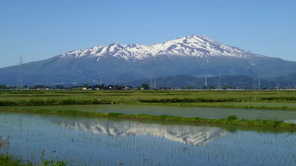南西から見た鳥海山