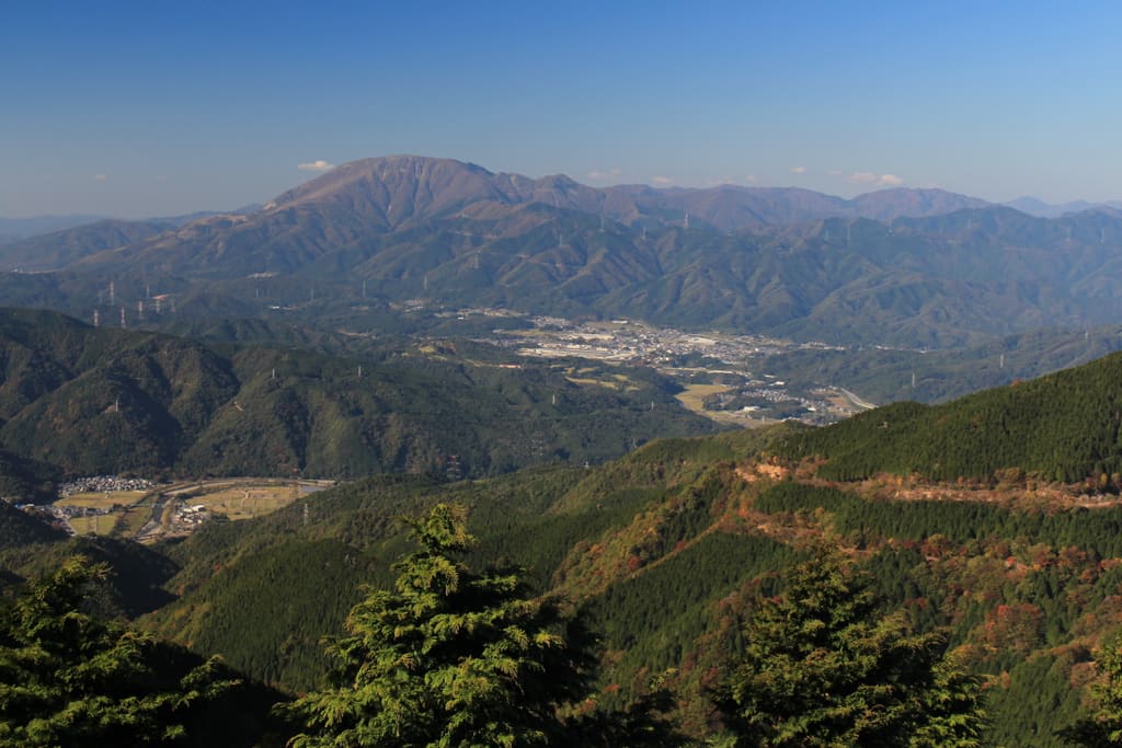 正面から見た伊吹山