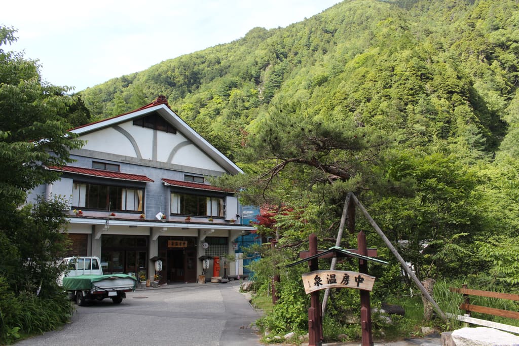 中房温泉の燕岳登山口