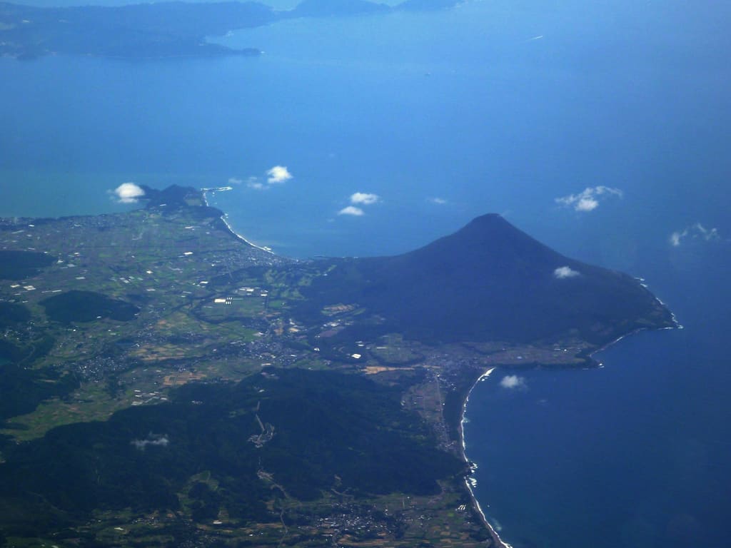 海越しの開聞岳