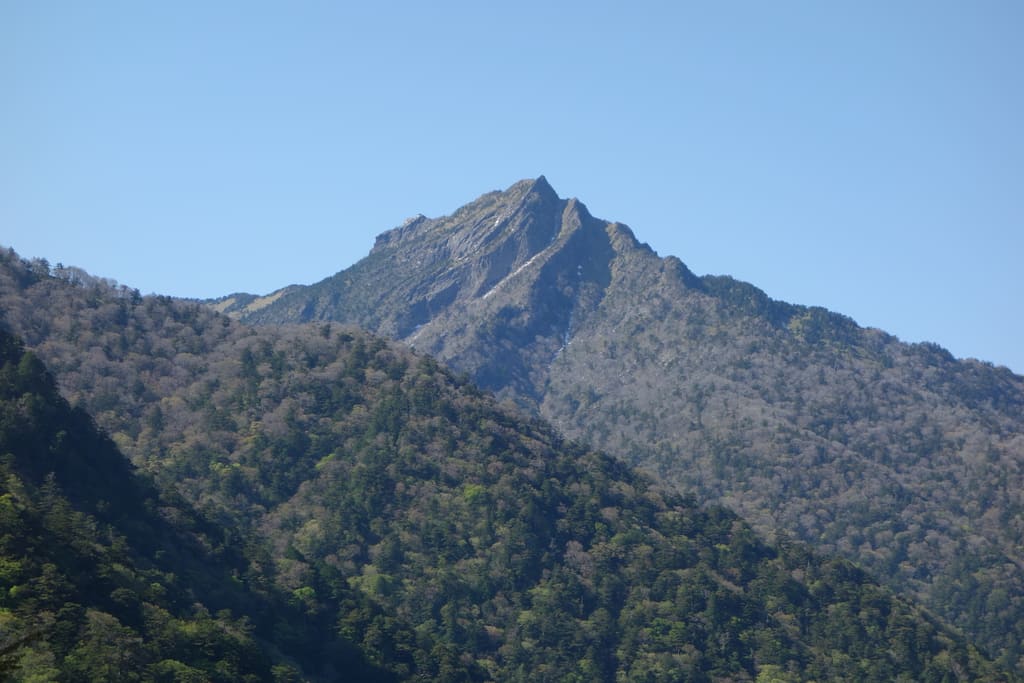 石鎚スカイラインから見た石鎚山